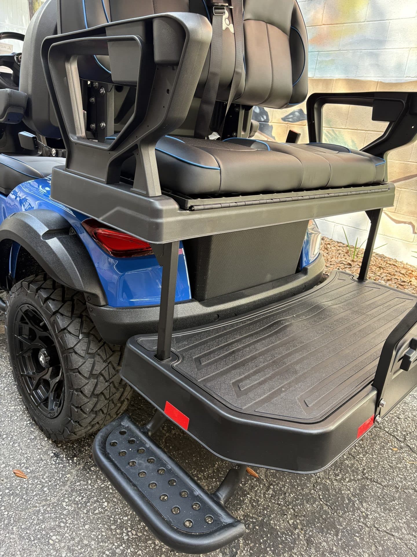 ActiveV Pulse 4 Lifted golf cart, view 2 | Ergon Golf Carts