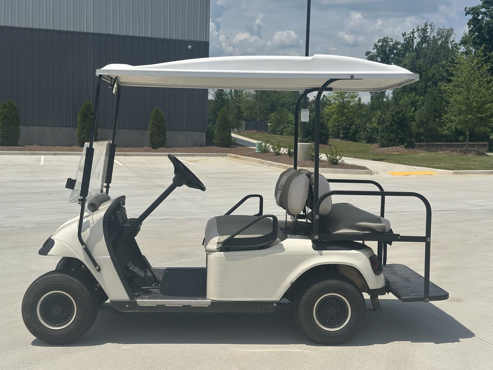 E-Z-GO TXT golf cart, view 2 | Ergon Golf Carts